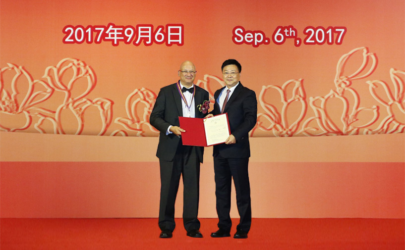 上海市政府外办主任张小松向孔宏德授予“白玉兰纪念奖”奖牌和证书